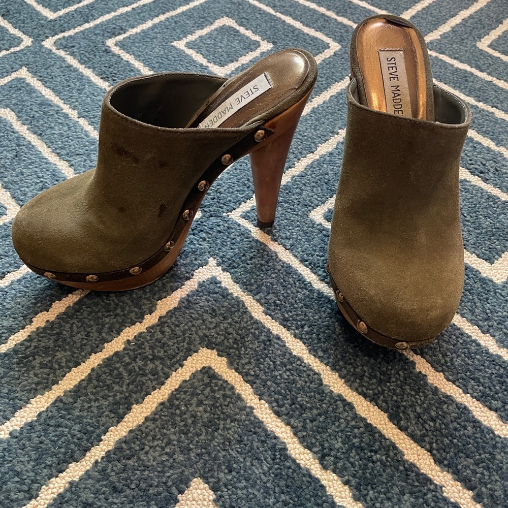 Steve Madden Discco Olive Suede Clogs